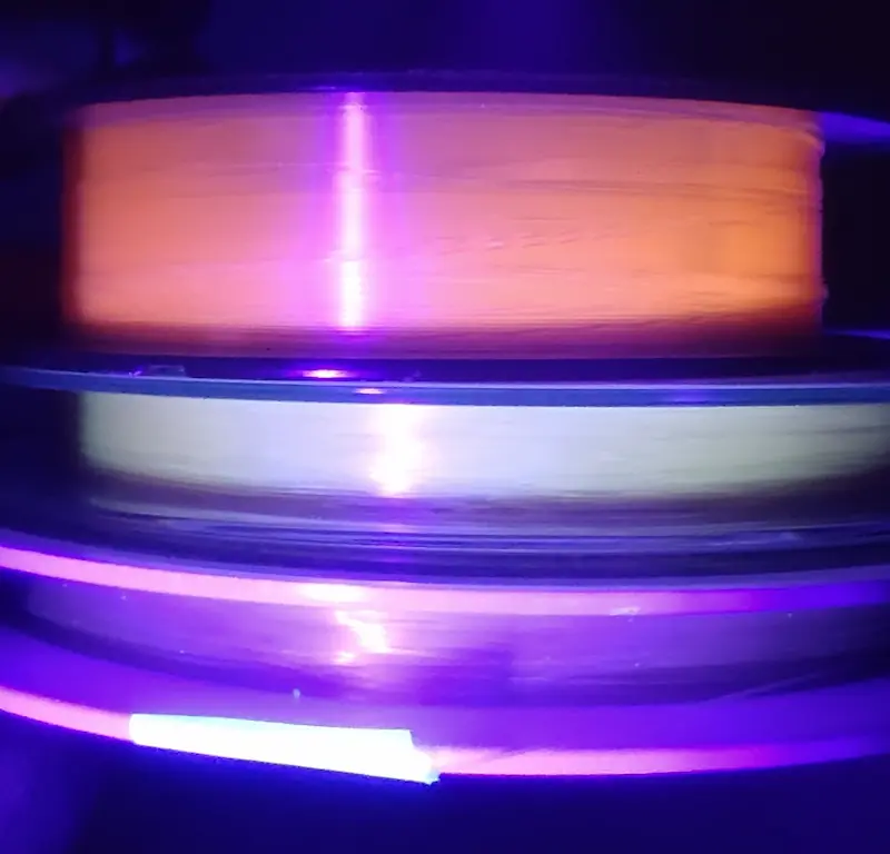 トルネードSV-I、魚に見えないピンクフロロ、ジョイナーの色比較（紫外線ライト）