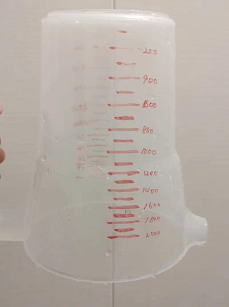 エアーポンプの「送風量」の計測のために用意した容器。これもダイソーで入手。