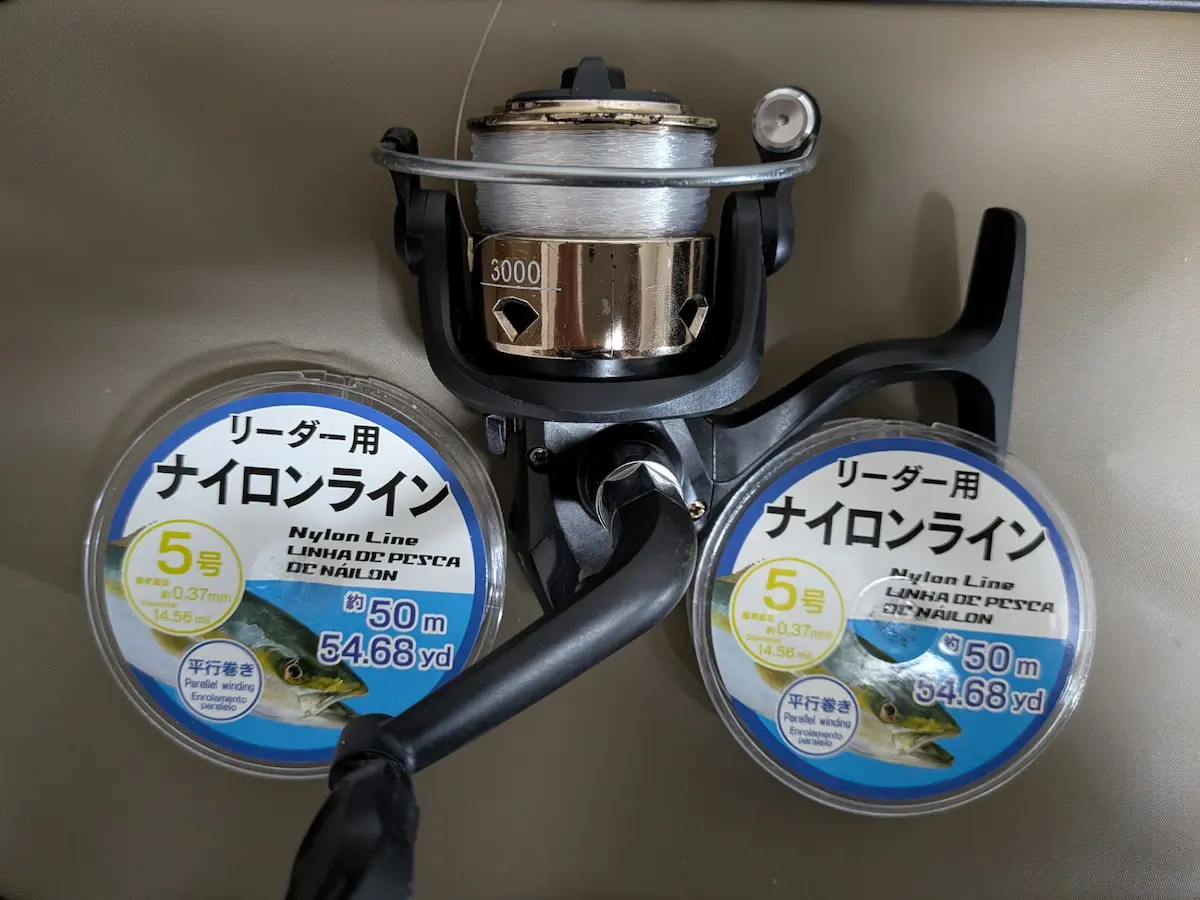 ダイソーのリール3000にリーダー用ナイロンライン5号を2個巻く