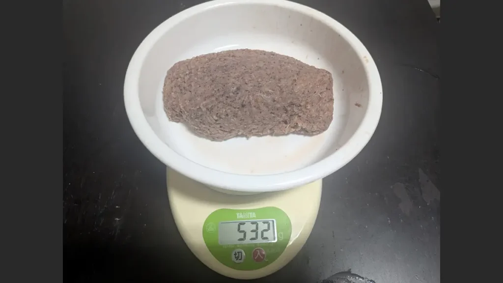 解凍後の中国産アミエビ1/20切の重さは532g