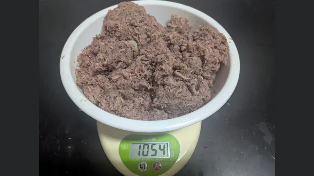 解凍後の中国産アミエビ1/8切の重さは1054g