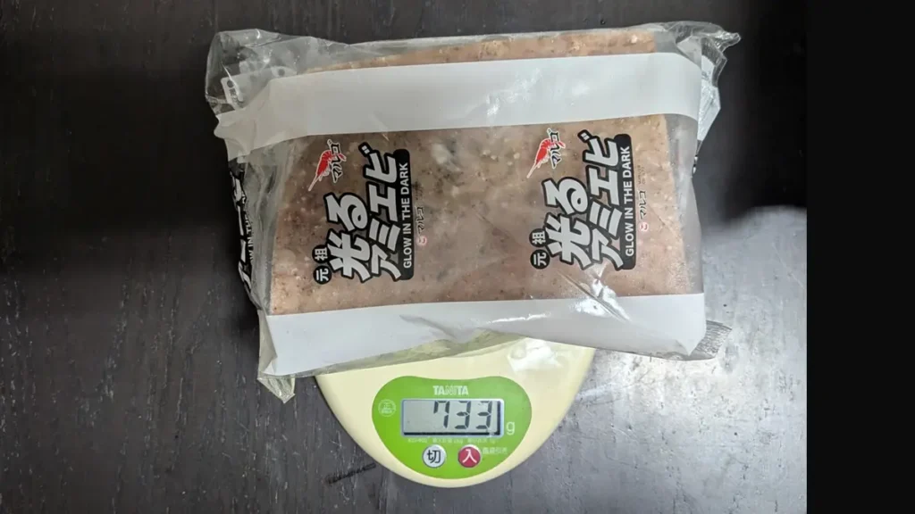 中国産アミエビ1/20切の解凍前の重量は733g