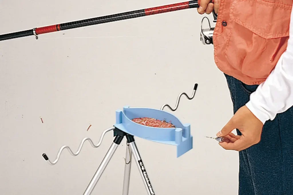 第一精工のサーフ三脚に取り付けた「スピード餌つけ器」を使用する様子