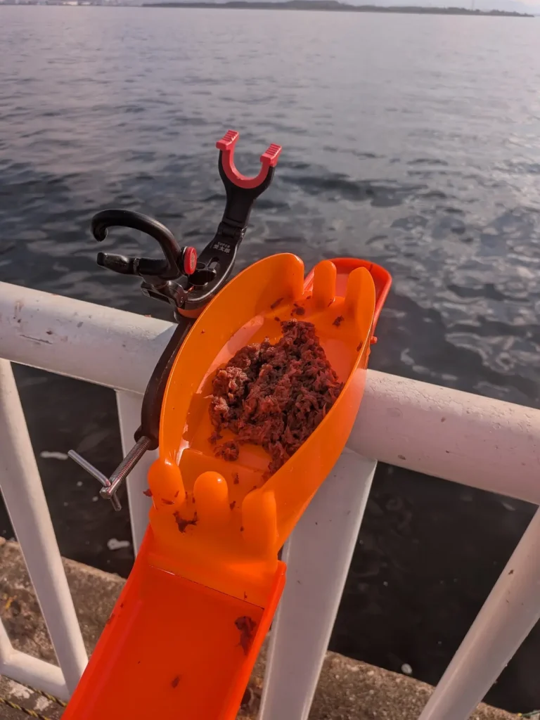 「スピード餌つけ器Wアタッチメント」に第一精工「スピード餌つけ器W」を取り付けた様子