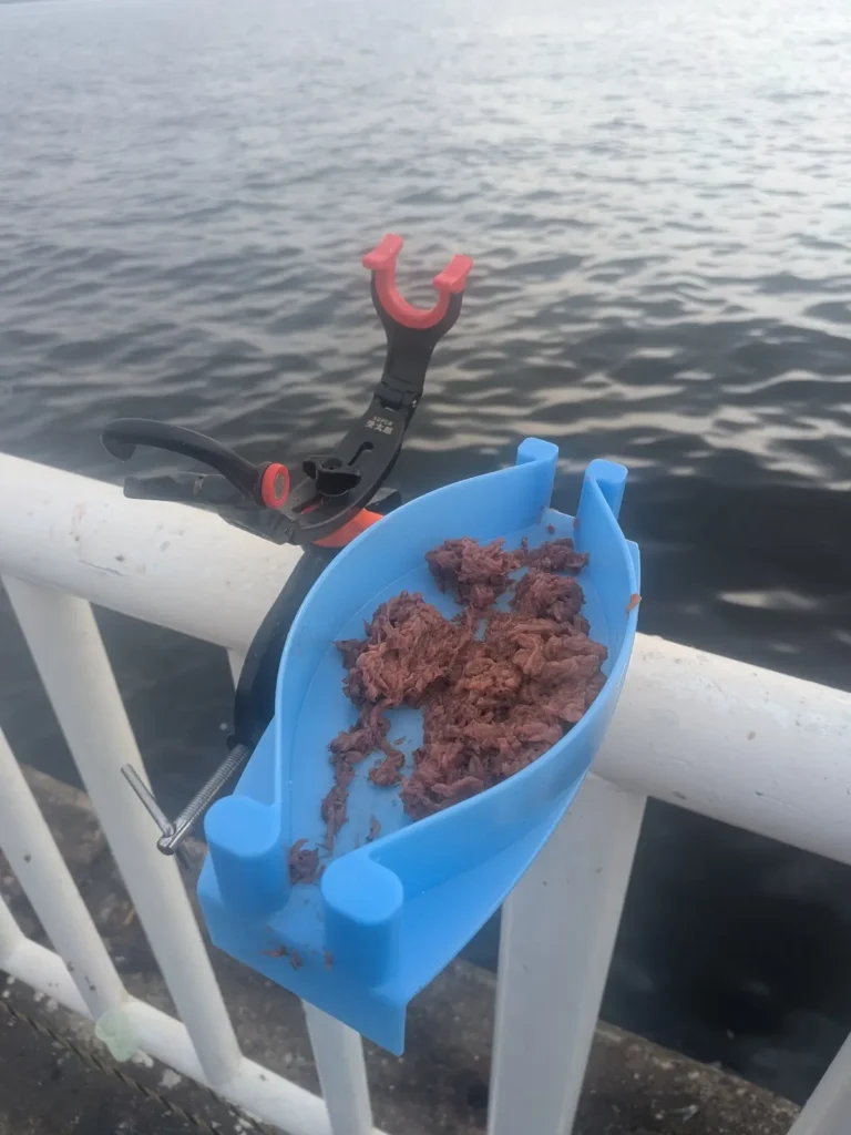 「スピード餌つけ器Wアタッチメント」に第一精工「スピード餌つけ器」を取り付けた様子