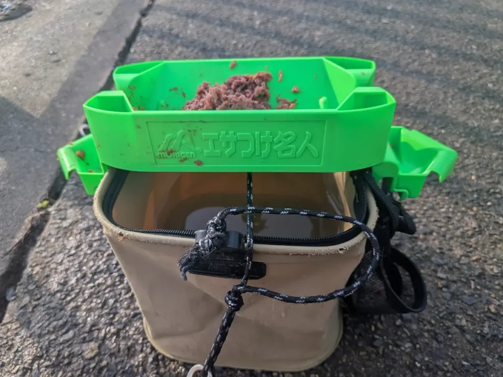 モリゲン「エサつけ名人」（緑）をダイソーの21センチバケツに取り付けた様子
