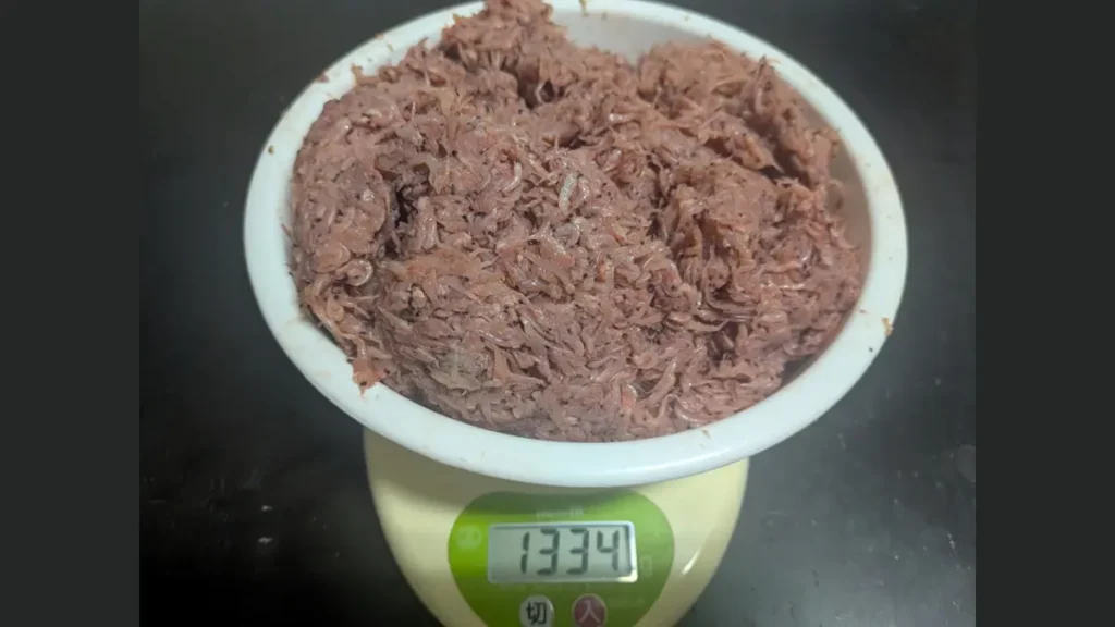 解凍後の国産アミエビ1/8切の重さは1334g