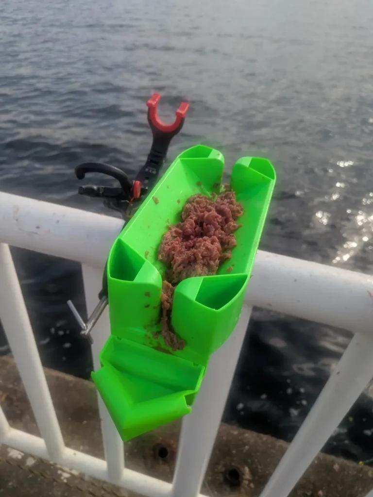 「スピード餌つけ器Wアタッチメント」にモリゲン「エサつけ名人」取り付けた様子