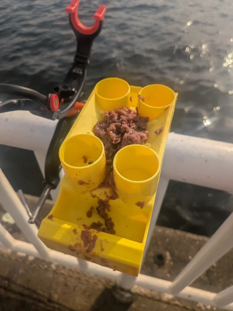 「スピード餌つけ器Wアタッチメント」にナカジマ「サビキ通りゃんせ」を取り付けた様子