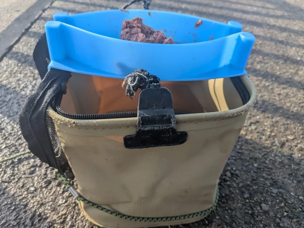 第一精工「スピード餌つけ器」（青）をダイソーの21センチバケツに取り付けた様子