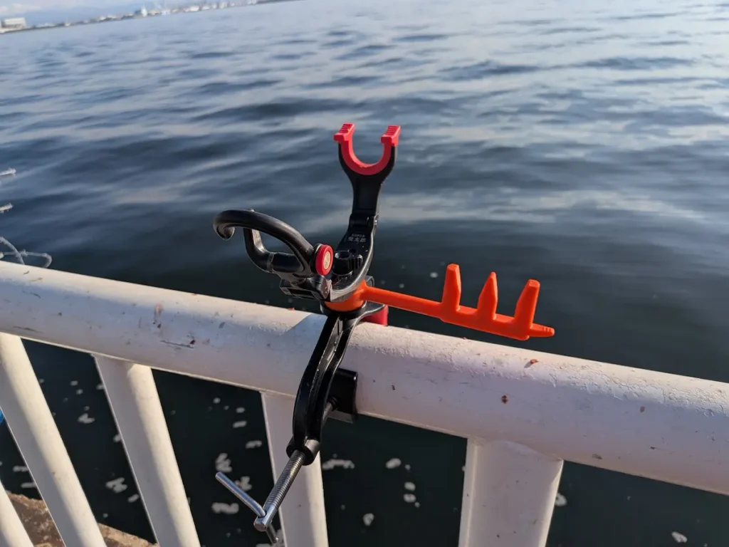 第一精工「スピード餌つけ器Wアタッチメント」を手すりに取付けた様子