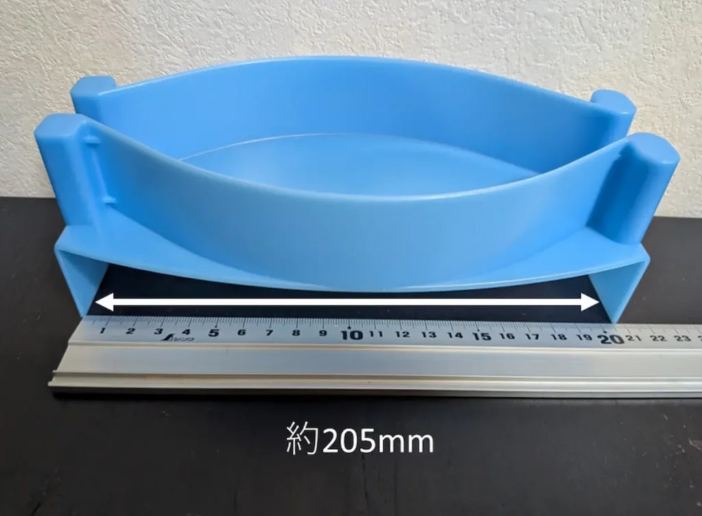 第一精工「スピード餌つけ器」（青）のバケツ対応幅。