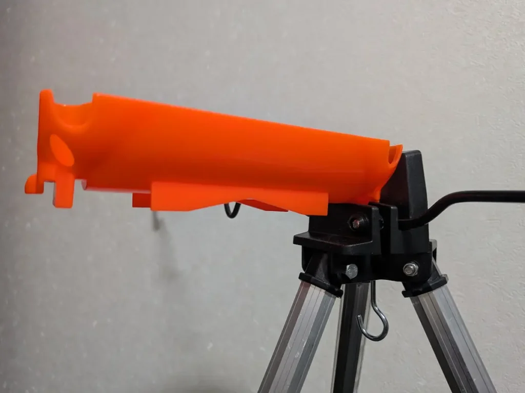 ダイソー「釣り用エサトレー」をダイソー「竿立て用三脚」に取り付けた様子