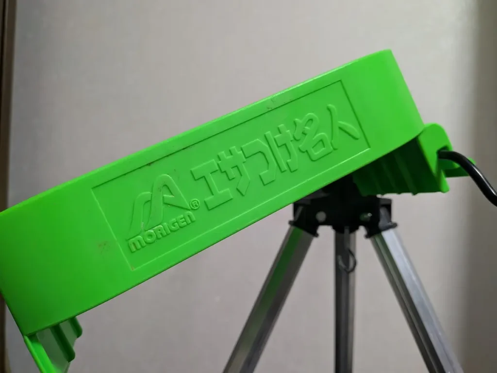 モリゲン「エサつけ名人」（緑）をダイソー三脚に取り付けた様子