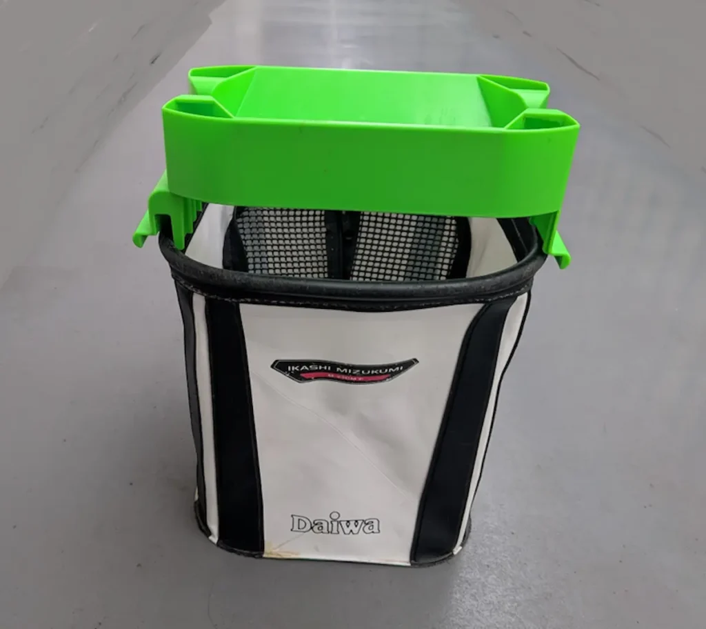 モリゲン「エサつけ名人」（緑）を24センチの水くみばけつに置いた様子