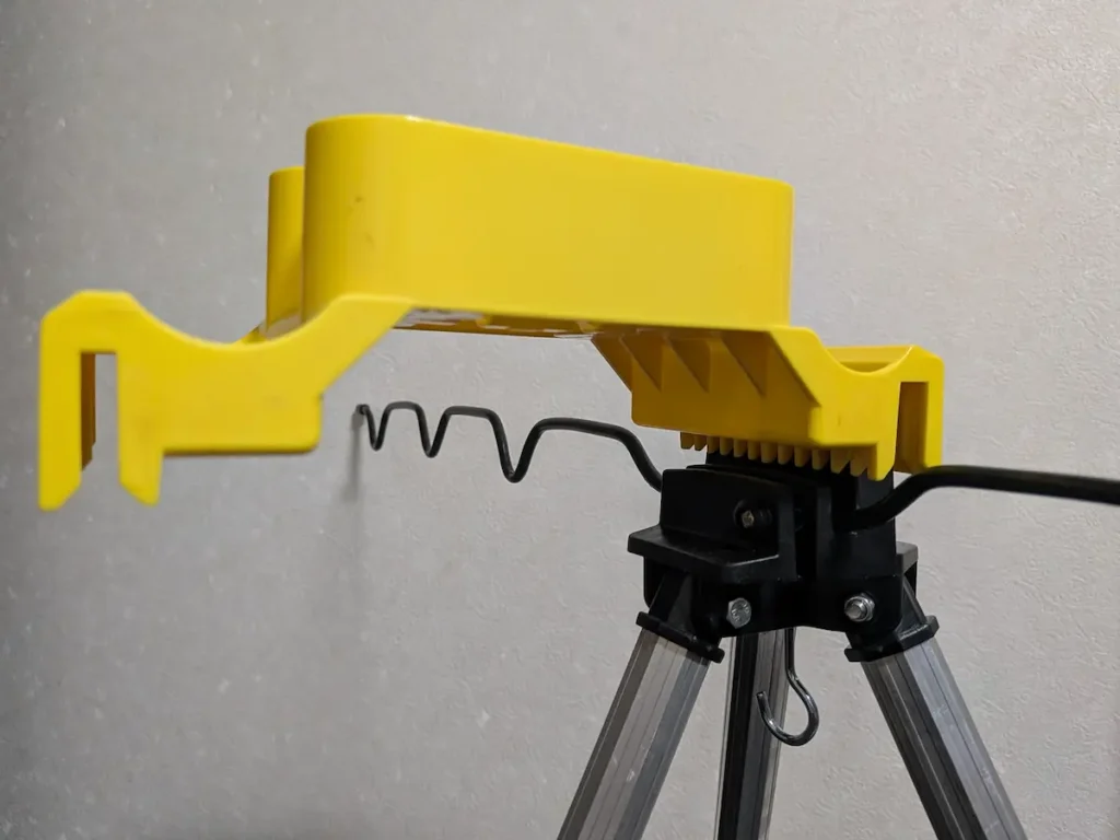 ナカジマ「サビキ通りゃんせ」（黄）をダイソー三脚の中央部に取り付けた様子
