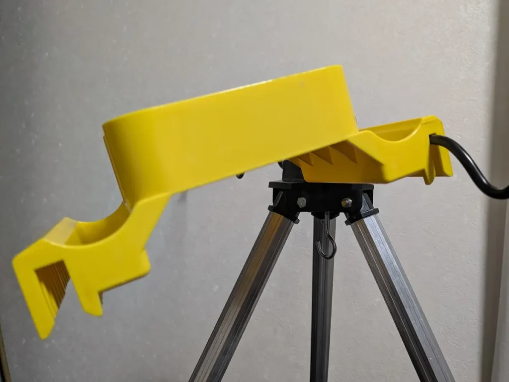ナカジマ「サビキ通りゃんせ」（黄）をダイソー三脚の竿掛け部に取り付けた様子